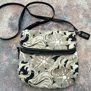 Relic Adjustable shoulder strap floral print bag